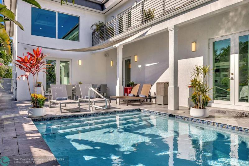  Single Family Homes Photo 8: 2502 NE 6th Ave  Wilton Manors,  FL 33305