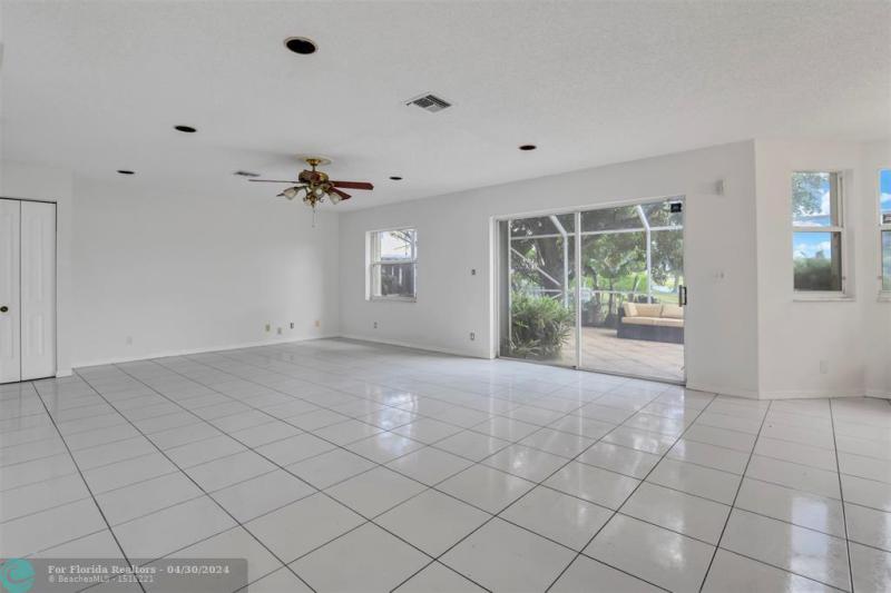  Single Family Homes Photo 10: 6861 NW 27th St  Margate,  FL 33063