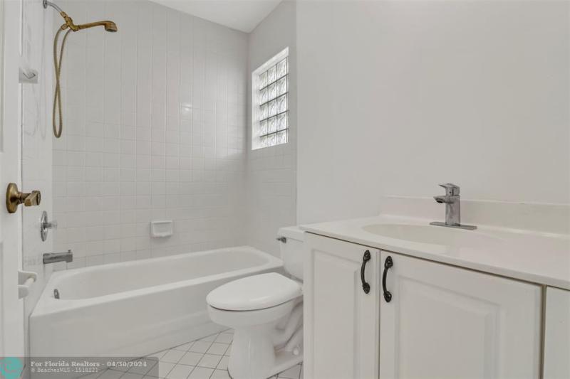  Single Family Homes Photo 13: 6861 NW 27th St  Margate,  FL 33063