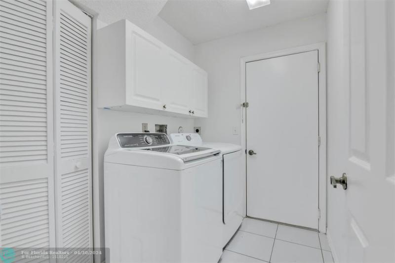  Single Family Homes Photo 14: 6861 NW 27th St  Margate,  FL 33063