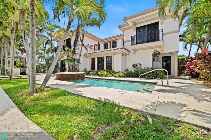 Single Family Homes Photo 2: 2601 NE 50th St  Lighthouse Point,  FL 33064