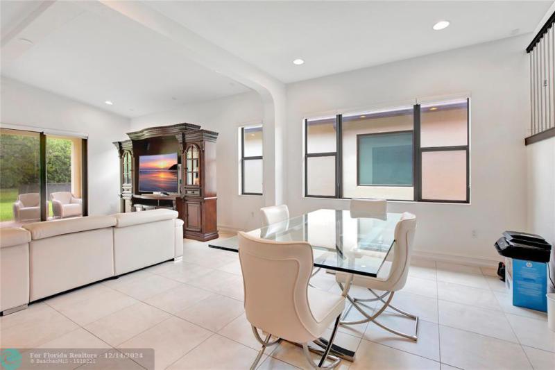  Single Family Homes Photo 11: 11348 SW 12th St  Pembroke Pines,  FL 33025