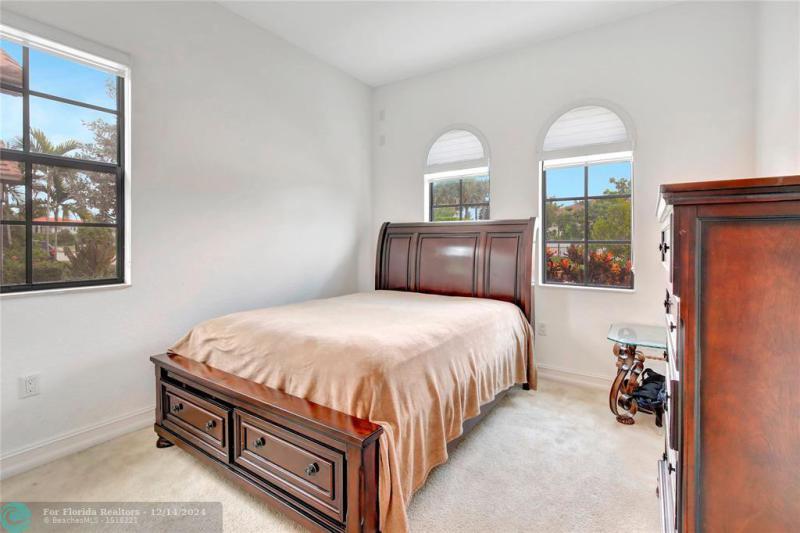  Single Family Homes Photo 12: 11348 SW 12th St  Pembroke Pines,  FL 33025