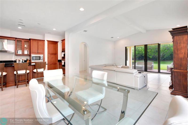  Single Family Homes Photo 17: 11348 SW 12th St  Pembroke Pines,  FL 33025