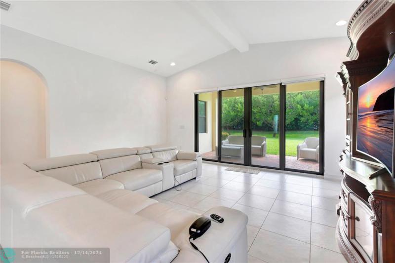  Single Family Homes Photo 22: 11348 SW 12th St  Pembroke Pines,  FL 33025