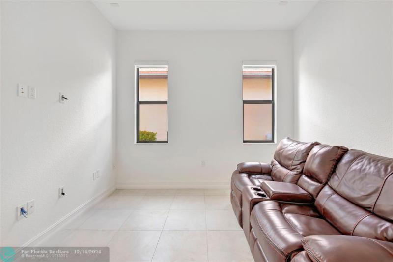  Single Family Homes Photo 5: 11348 SW 12th St  Pembroke Pines,  FL 33025