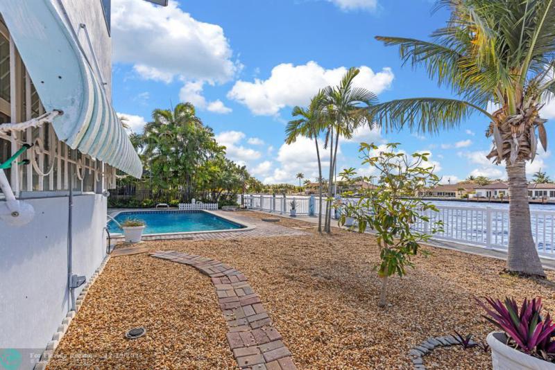  Single Family Homes Photo 10: 4621 W Tradewinds Ave  Lauderdale By The Sea,  FL 33308