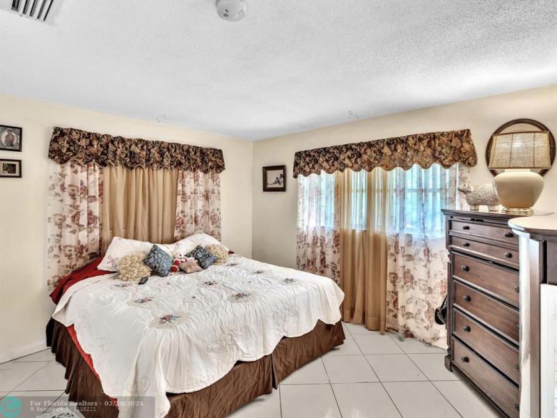  Single Family Homes Photo 9: 3580 NW 38th Ave  Lauderdale Lakes,  FL 33309