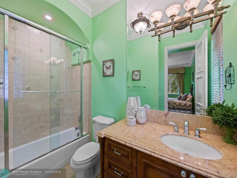  Single Family Homes Photo 72: 3700 NE 28th Ave  Lighthouse Point,  FL 33064