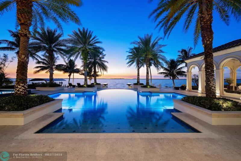  Single Family Homes Photo 10: 1240 Coconut Drive  Fort Myers,  FL 33901