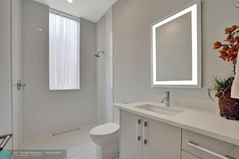  Single Family Homes Photo 34: 1336 Seminole Dr  Fort Lauderdale,  FL 33304