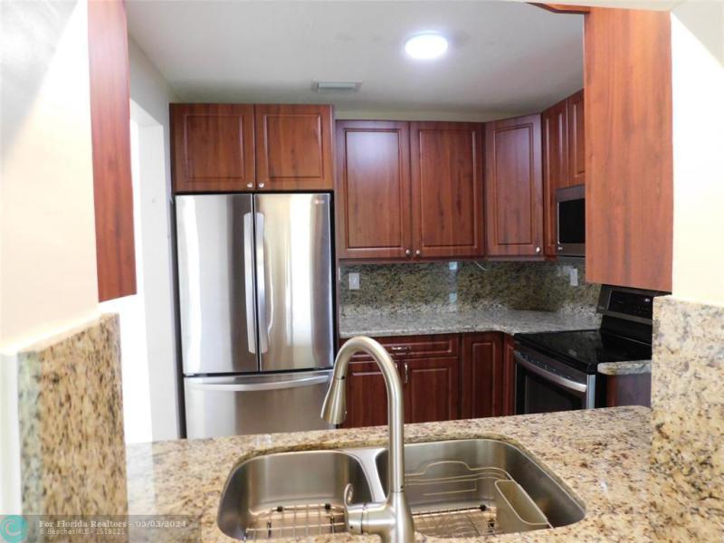  Single Family Homes Photo 12: 6341 Thomas St  Hollywood,  FL 33024