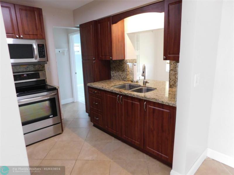  Single Family Homes Photo 8: 6341 Thomas St  Hollywood,  FL 33024
