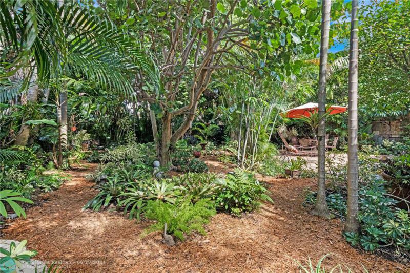  Single Family Homes Photo 11: 1425 NE 3rd Ave  Fort Lauderdale,  FL 33304