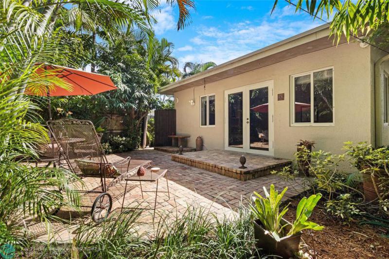  Single Family Homes Photo 12: 1425 NE 3rd Ave  Fort Lauderdale,  FL 33304