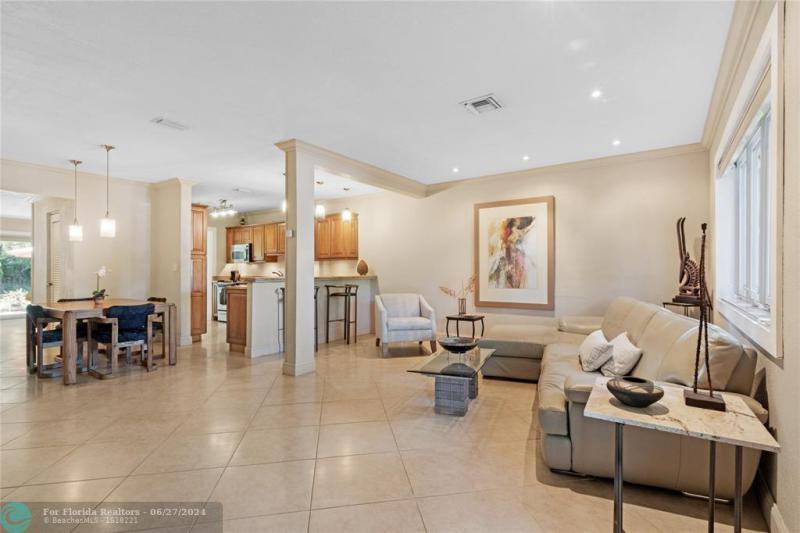  Single Family Homes Photo 13: 1425 NE 3rd Ave  Fort Lauderdale,  FL 33304