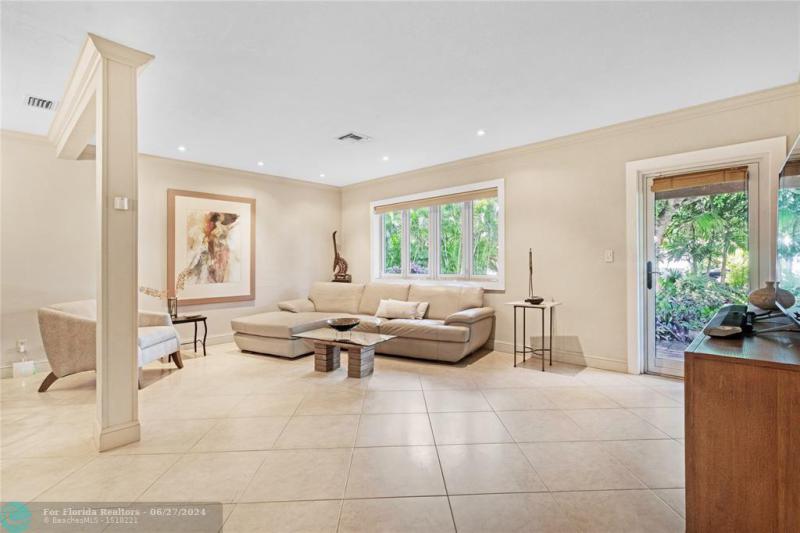 Single Family Homes Photo 15: 1425 NE 3rd Ave  Fort Lauderdale,  FL 33304