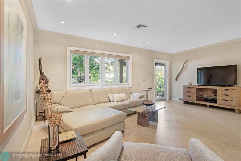 Single Family Homes Photo 16: 1425 NE 3rd Ave  Fort Lauderdale,  FL 33304