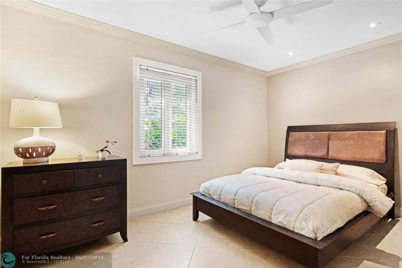  Single Family Homes Photo 19: 1425 NE 3rd Ave  Fort Lauderdale,  FL 33304