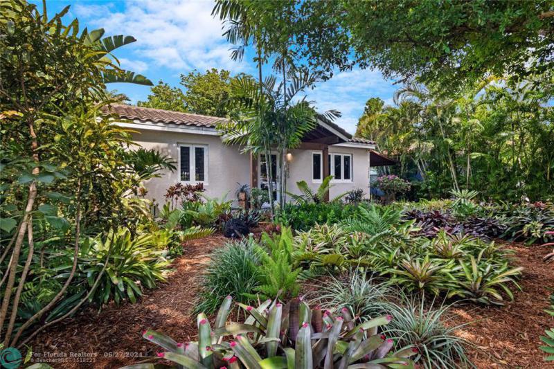  Single Family Homes Photo 2: 1425 NE 3rd Ave  Fort Lauderdale,  FL 33304