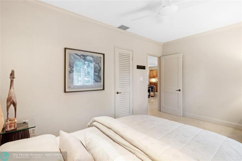  Single Family Homes Photo 20: 1425 NE 3rd Ave  Fort Lauderdale,  FL 33304