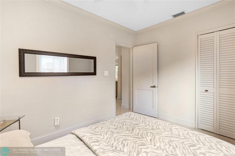  Single Family Homes Photo 22: 1425 NE 3rd Ave  Fort Lauderdale,  FL 33304