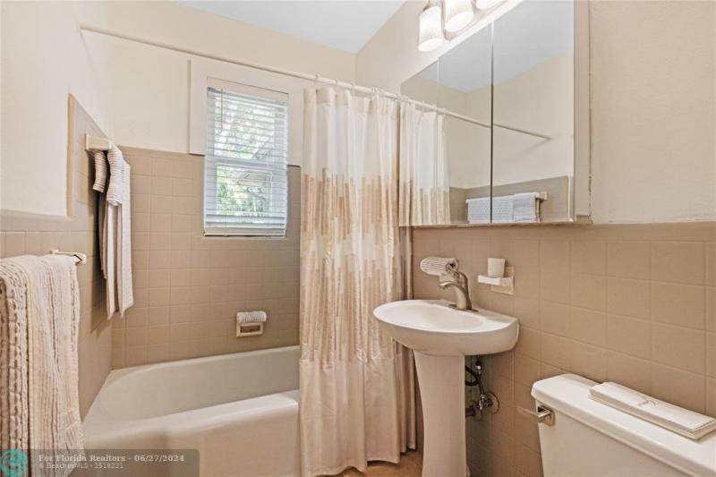  Single Family Homes Photo 23: 1425 NE 3rd Ave  Fort Lauderdale,  FL 33304