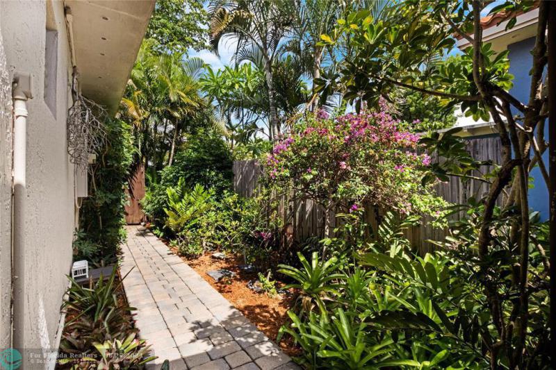  Single Family Homes Photo 5: 1425 NE 3rd Ave  Fort Lauderdale,  FL 33304