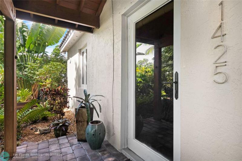  Single Family Homes Photo 6: 1425 NE 3rd Ave  Fort Lauderdale,  FL 33304
