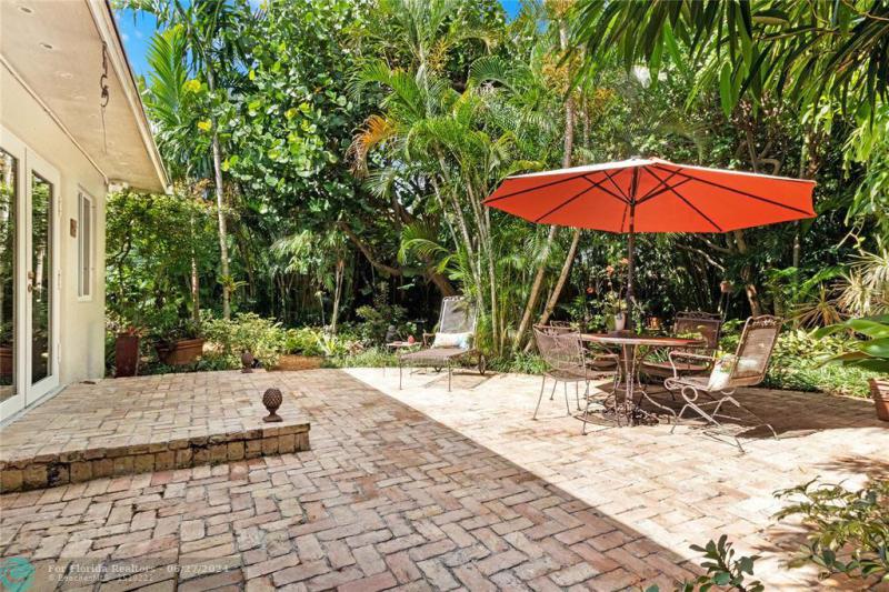  Single Family Homes Photo 7: 1425 NE 3rd Ave  Fort Lauderdale,  FL 33304