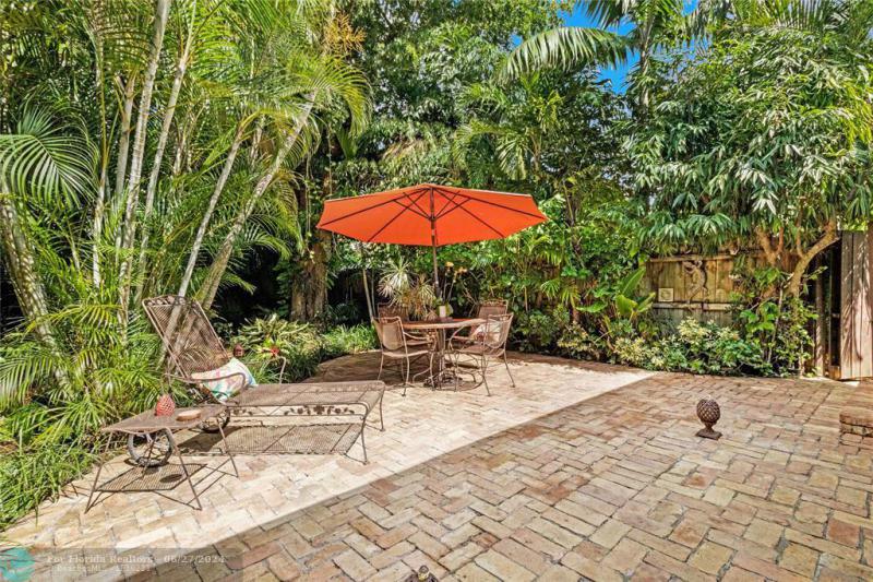  Single Family Homes Photo 8: 1425 NE 3rd Ave  Fort Lauderdale,  FL 33304