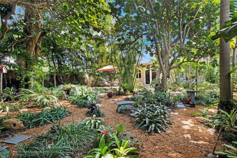  Single Family Homes Photo 9: 1425 NE 3rd Ave  Fort Lauderdale,  FL 33304