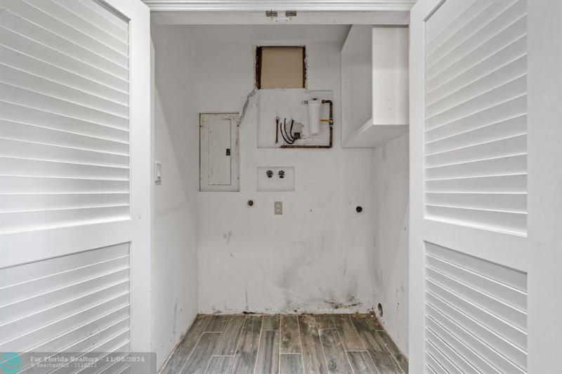  Single Family Homes Photo 10: 1519 SW 19th St  Miami,  FL 33145