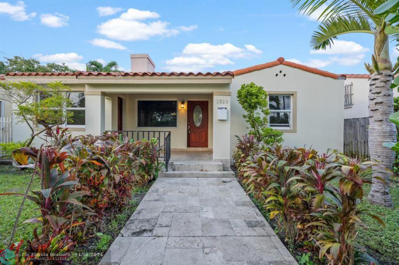  Single Family Homes Photo 3: 1519 SW 19th St  Miami,  FL 33145
