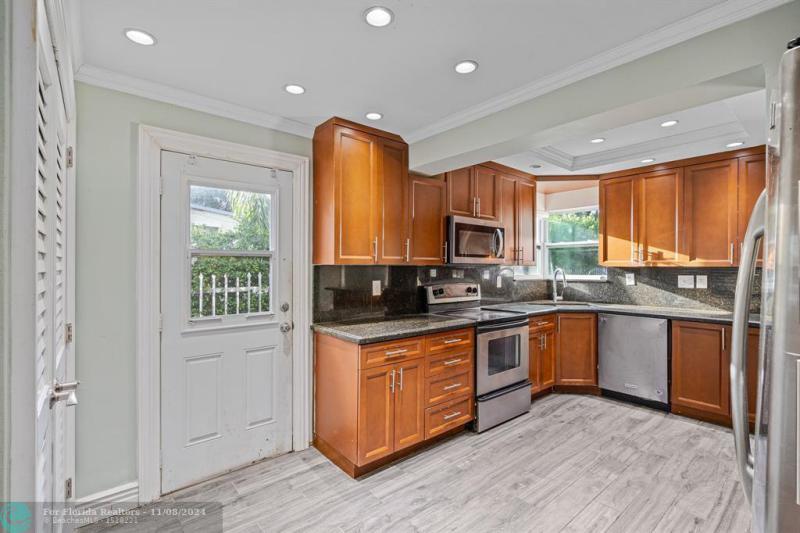  Single Family Homes Photo 9: 1519 SW 19th St  Miami,  FL 33145