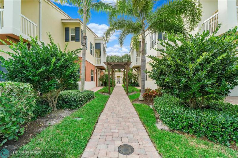  Condo & Townhome Photos