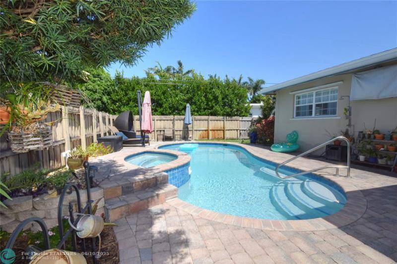  Single Family Homes Photo 10: 1825 NE 27th Dr  Wilton Manors,  FL 33306