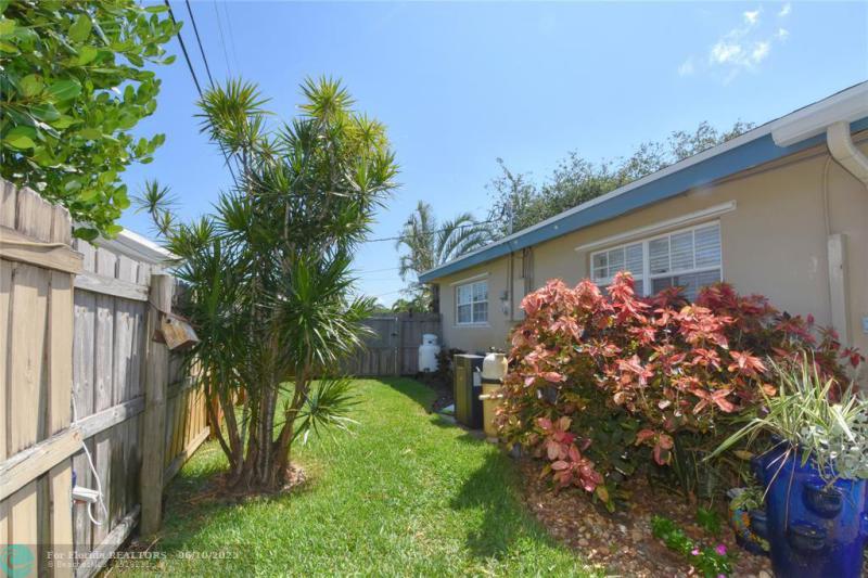  Single Family Homes Photo 11: 1825 NE 27th Dr  Wilton Manors,  FL 33306