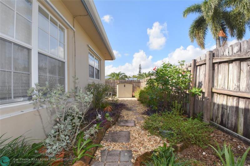  Single Family Homes Photo 12: 1825 NE 27th Dr  Wilton Manors,  FL 33306