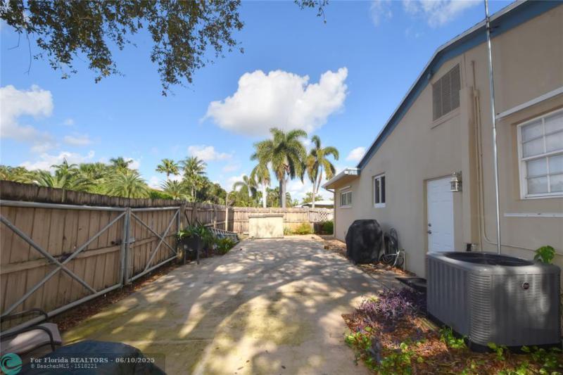  Single Family Homes Photo 13: 1825 NE 27th Dr  Wilton Manors,  FL 33306