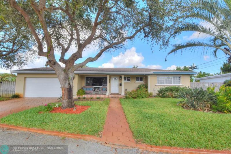  Single Family Homes Photo 2: 1825 NE 27th Dr  Wilton Manors,  FL 33306