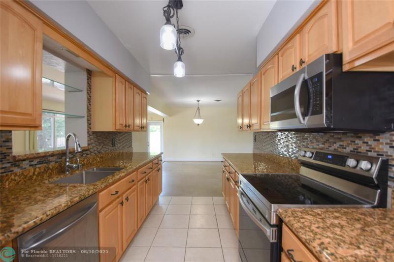  Single Family Homes Photo 20: 1825 NE 27th Dr  Wilton Manors,  FL 33306