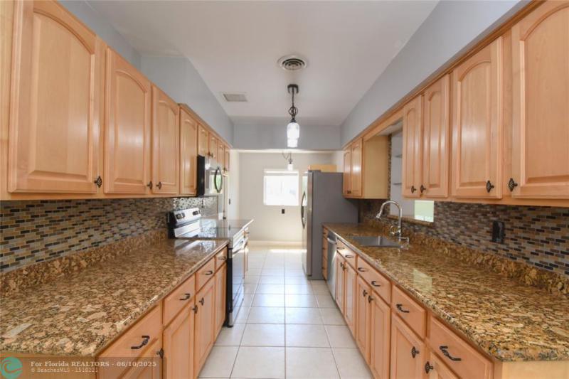  Single Family Homes Photo 22: 1825 NE 27th Dr  Wilton Manors,  FL 33306