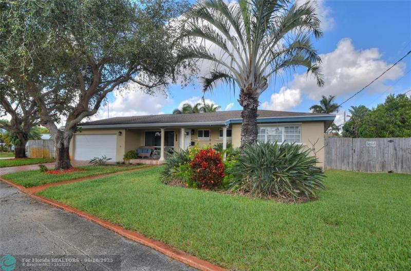 Single Family Homes Photo 3: 1825 NE 27th Dr  Wilton Manors,  FL 33306