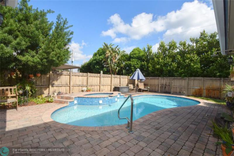  Single Family Homes Photo 6: 1825 NE 27th Dr  Wilton Manors,  FL 33306