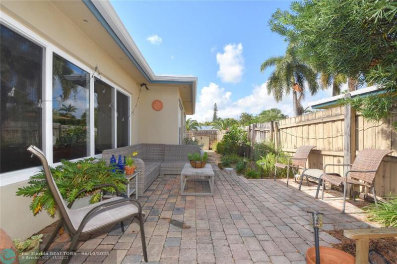  Single Family Homes Photo 7: 1825 NE 27th Dr  Wilton Manors,  FL 33306