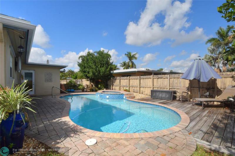  Single Family Homes Photo 8: 1825 NE 27th Dr  Wilton Manors,  FL 33306