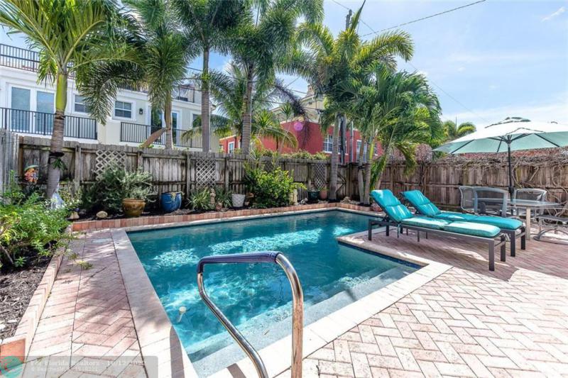  Condo & Townhome Photos