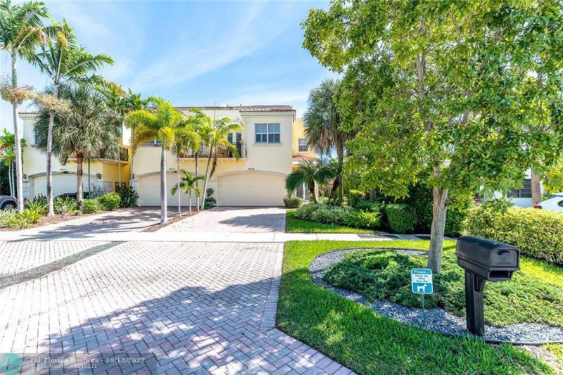  Condo & Townhome Photos