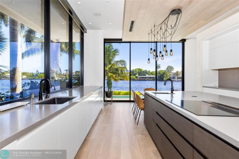  Single Family Homes Photo 13: 516 Mola Ave  Fort Lauderdale,  FL 33301